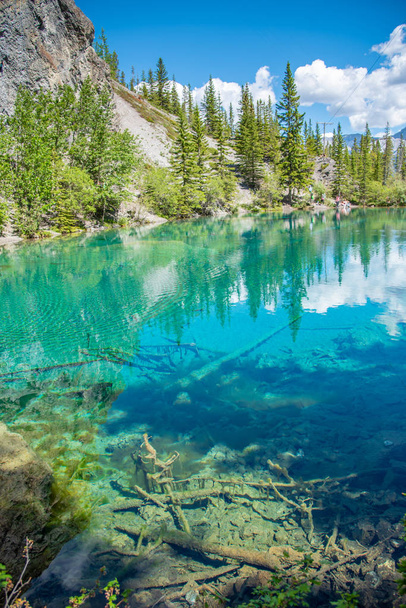 Turkusowy jezior Grassi w Kananaskis Country park systemu w Albercie w Canmore w południowej Canadian Rockies. Obszar ten jest bardzo popularnym celem turystów i wspinaczy. - Zdjęcie, obraz