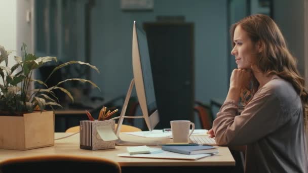 Ділова жінка дивиться фінансовий звіт на комп'ютері в нічному коворкінгу
 - Кадри, відео