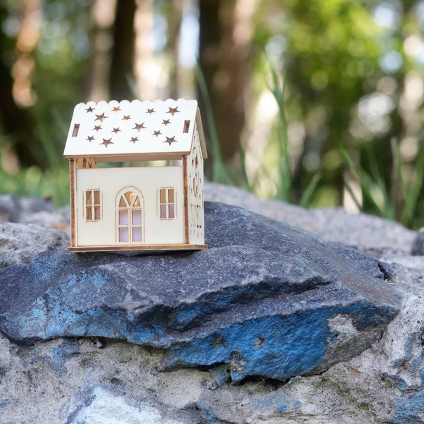 Doğal ortamda küçük oyuncak ev, yaz mevsimi, sonbahar, bir kır evi kavramı - Fotoğraf, Görsel