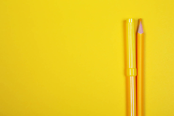 Színes ceruzák a másolási hely a sárga háttér, az oktatás vissza az iskolába, eladás, vásárlás koncepció. - Fotó, kép