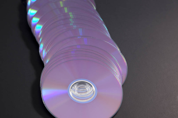 tecnologia obsoleta - uma linha de dvds
  - Foto, Imagem