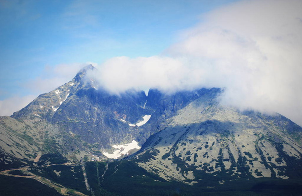 felsige Berge mit Wolken in der hohen Tatra, Slowakei - Foto, Bild