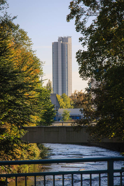 Vista de uma ponte para o arranha-céu, um hotel, de Chemnitz
 - Foto, Imagem