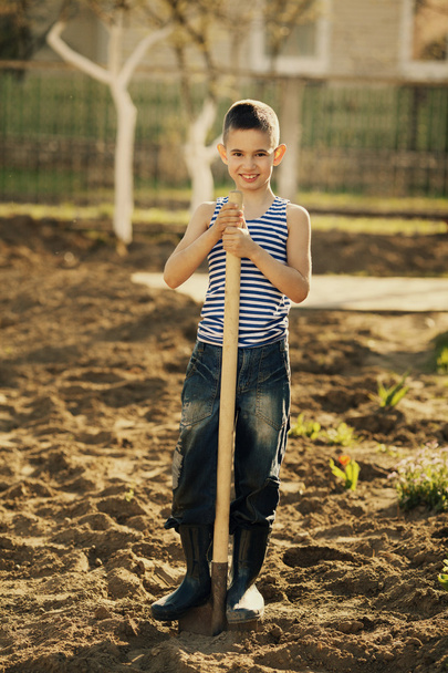 little boy working with shovel in garden - Foto, Bild