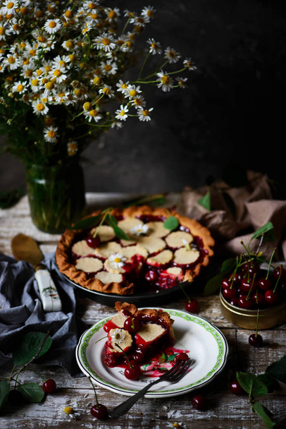 Cereza Almond Cake.style rústico. luz natural
 - Foto, Imagen