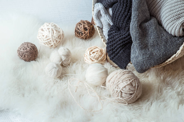 composition with knitted sweaters and a ball of thread - Фото, изображение