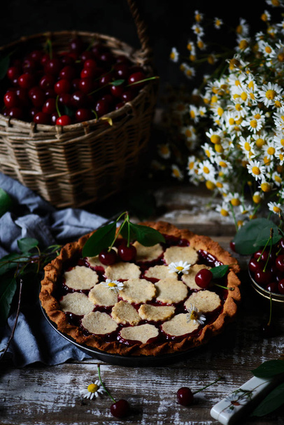 Cherry Almond Cake.style rustic. natural light - Foto, afbeelding