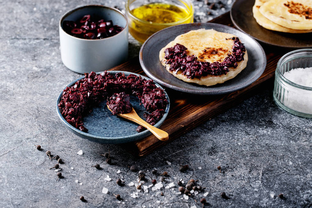 Olive tapenade served with homemade bread - Foto, Bild