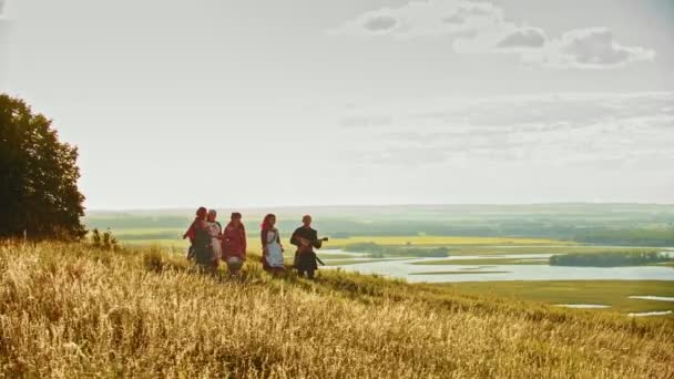 Lidé v tradičních ruských šatech na Žitném hřišti, hrající balalajka - Záběry, video