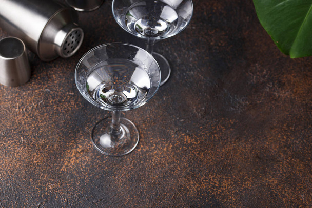 Twee glazen Martini cocktail - Foto, afbeelding