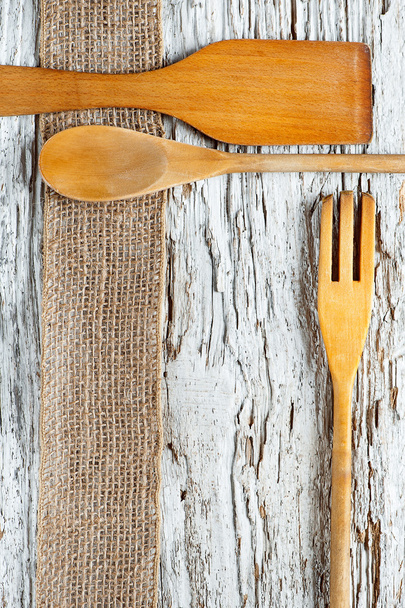Посуда на старом деревянном фоне
 - Фото, изображение