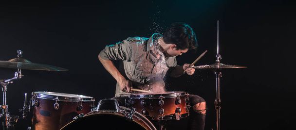 musicista suonare la batteria con spruzzi, sfondo nero con beau
 - Foto, immagini