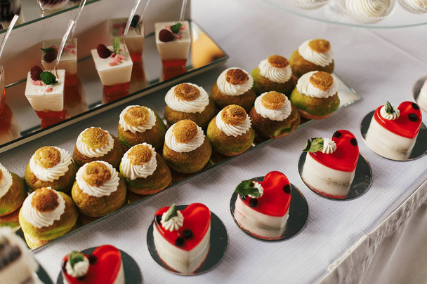 Witte en chocolade desserts met vruchten en Crem, cupcakes op  - Foto, afbeelding