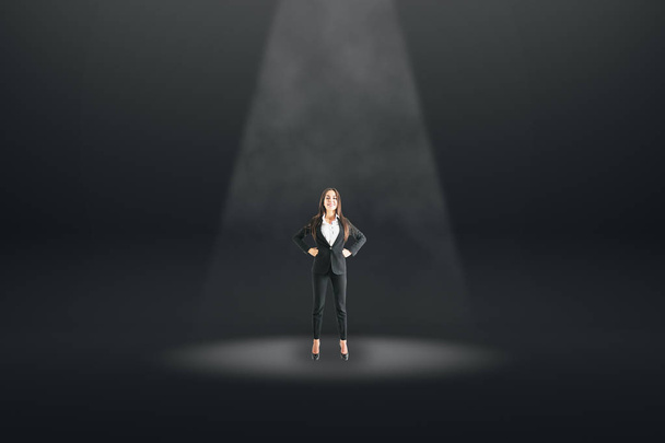 Femme d'affaires sous les projecteurs noirs
  - Photo, image