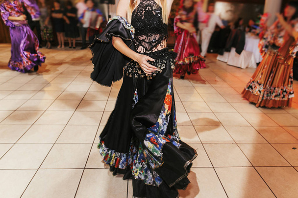 Цыганский танцевальный фестиваль, Женщина исполняет танец романи и народный сын
 - Фото, изображение