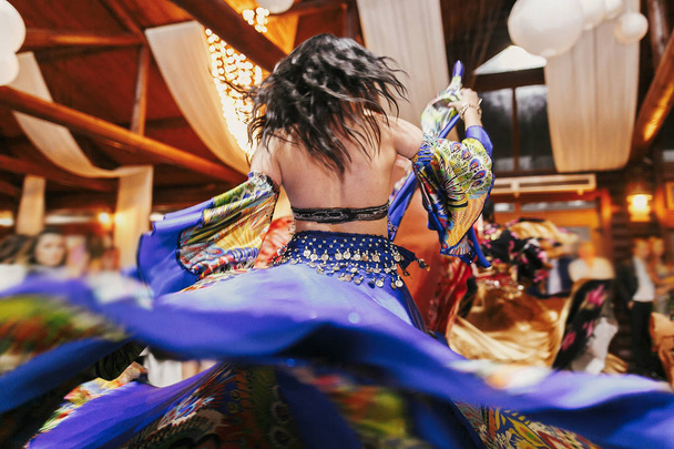 Hermosas chicas gitanas bailando en vestido floral azul tradicional a
 - Foto, Imagen