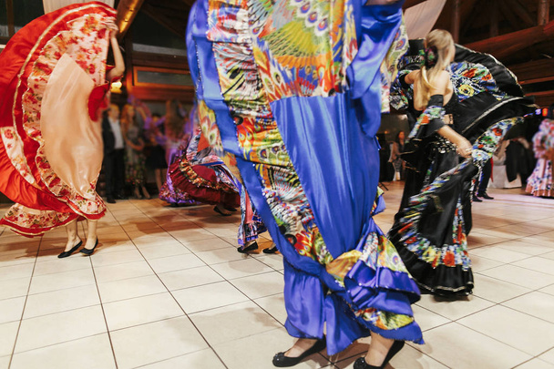 Цыганский танцевальный фестиваль, Женщина исполняет танец романи и народный сын
 - Фото, изображение