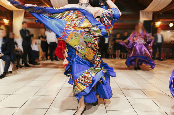 Красивые цыганские девушки танцуют в традиционном синем цветочном платье
 - Фото, изображение