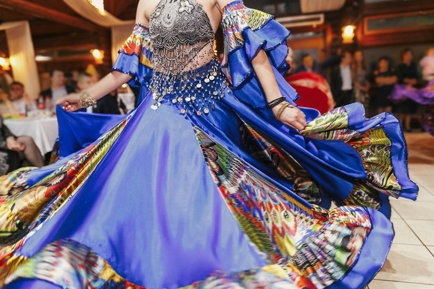 Gyönyörű cigány lányok táncolnak a hagyományos színes ruházat.  - Fotó, kép