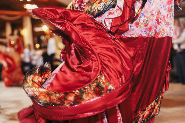 Hermosas chicas gitanas bailando con ropa colorida tradicional
.  - Foto, Imagen