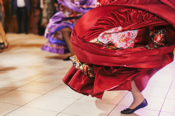 Gyönyörű cigány lányok táncolnak a hagyományos színes ruházat.  - Fotó, kép