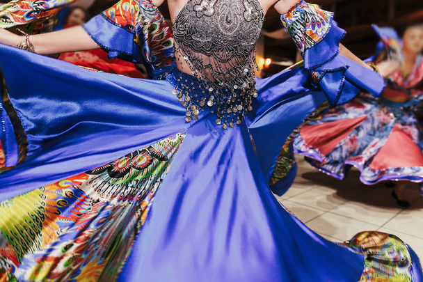 Красиві циганські дівчата танцюють в традиційній синій квітковій сукні
 - Фото, зображення