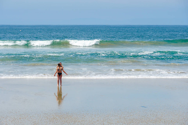 Paar am Strand bereit, ans Wasser zu gehen und einen schönen Sommertag am Huntington Beach in Kalifornien zu genießen. USA  - Foto, Bild