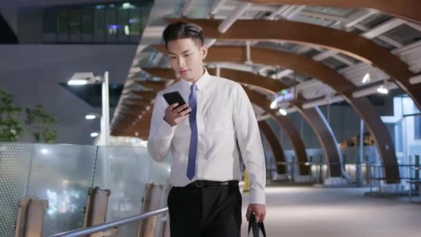 businessman use phone outdoor - Záběry, video
