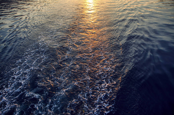 солнечный свет на пенной дорожке позади корабля
 - Фото, изображение