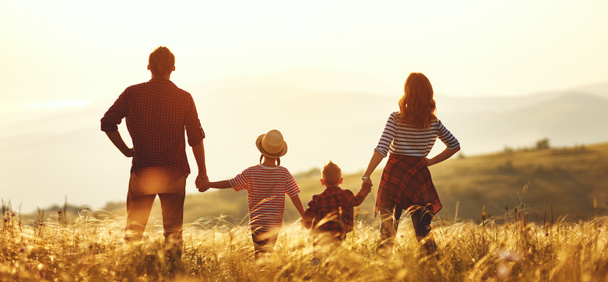 Ευτυχισμένη οικογένεια: μητέρα, πατέρας, παιδιά γιος και κόρη της sunse - Φωτογραφία, εικόνα
