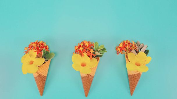 Три конуси букет з різнокольорових квітів - Фото, зображення