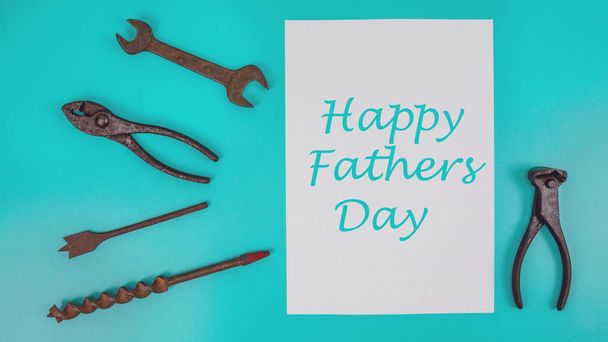 Happy Fathers Day bericht met werk tools - Foto, afbeelding