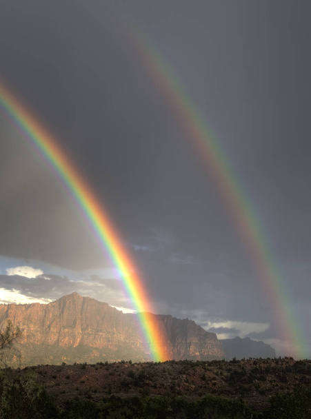 Zion Double Rainbow aparece sobre el Parque Nacional Zion, Utah
 - Foto, imagen