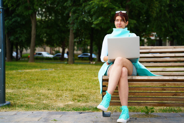 Portrait of business woman sitting with laptop - Zdjęcie, obraz