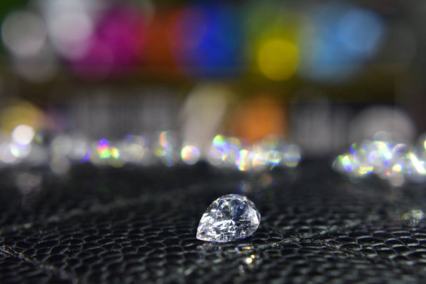 Diamantes lindos, claros e brilhantes É um diamante raro e caro
 - Foto, Imagem