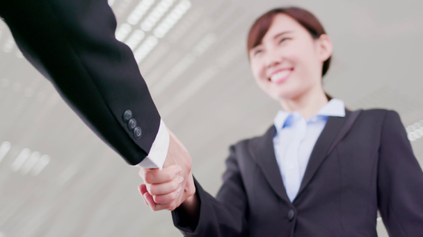Handshake bizneswoman z uśmiechem - Materiał filmowy, wideo