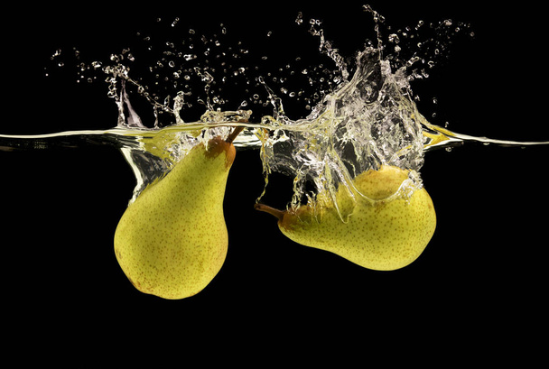 Green fresh pears with clear water splash and drops - Foto, afbeelding