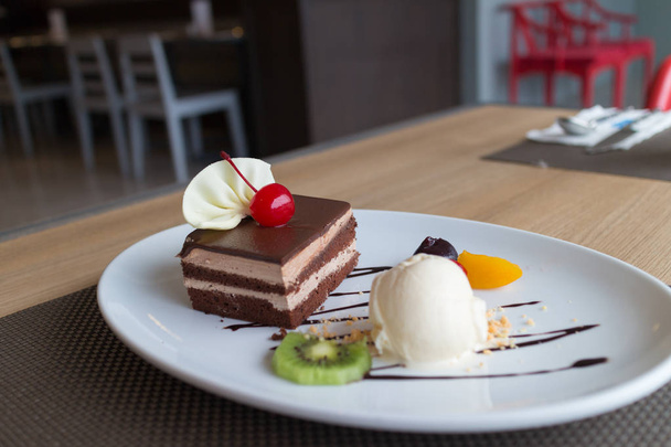 čokoládový dort a vanilková zmrzlina s čerstvým ovocem a  - Fotografie, Obrázek