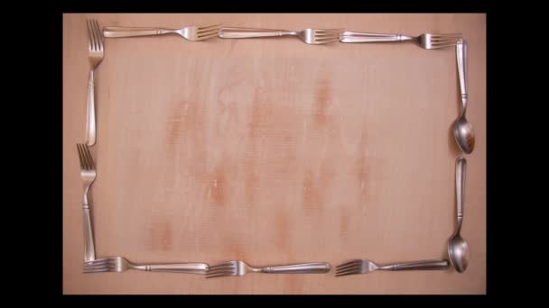 Stop motion vista superior de horquillas y cucharas en tablero de madera, ideal para la transición de vídeo o blogs
 - Metraje, vídeo