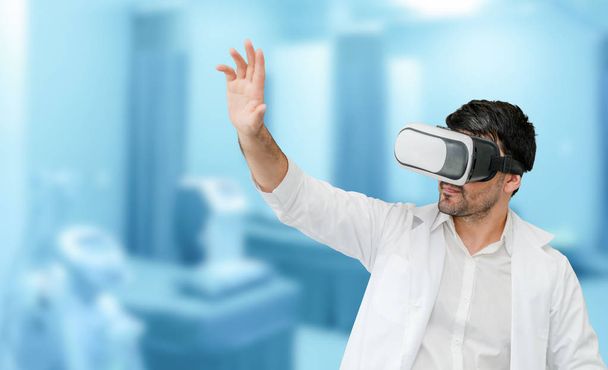 Γιατρός που φοράει VR γυαλιά εικονικής πραγματικότητας. - Φωτογραφία, εικόνα