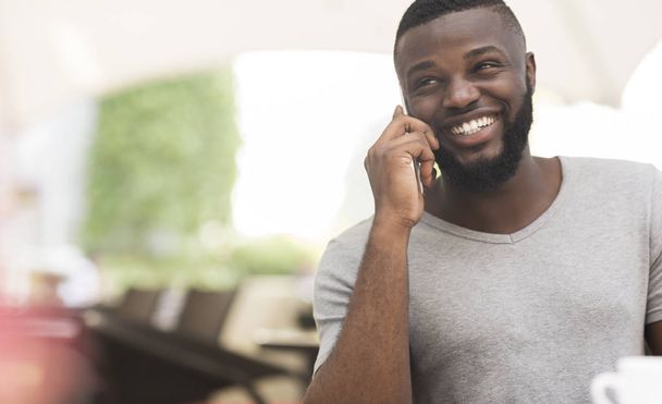 Close-up portret van African American Guy praten per telefoon - Foto, afbeelding