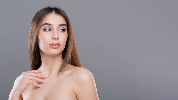 attraktive Millennial nackte Frau mit perfekter Haut - Foto, Bild