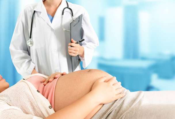 Έγκυος γυναίκα και γυναικολόγος γιατρός στο νοσοκομείο - Φωτογραφία, εικόνα