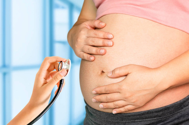 Terhes nő és nőgyógyász orvos a kórházban - Fotó, kép