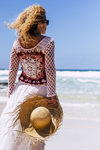 жінка ходить піском на пляжі
  - Фото, зображення