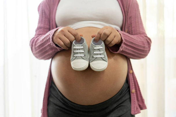 Boldog terhes nő és várandós baba otthon. - Fotó, kép