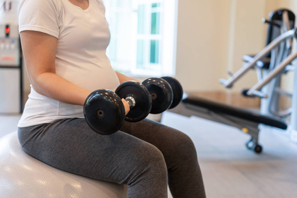 Exercício de mulher grávida ativa no centro de fitness. - Foto, Imagem
