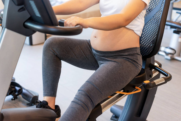 Exercice actif pour femme enceinte dans un centre de fitness. - Photo, image