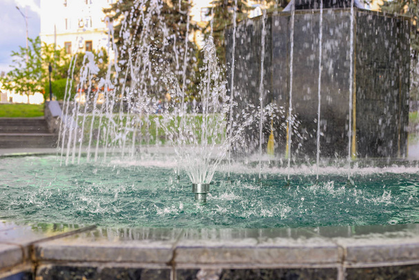 Close-up van water stream Splashing Fountain - Foto, afbeelding