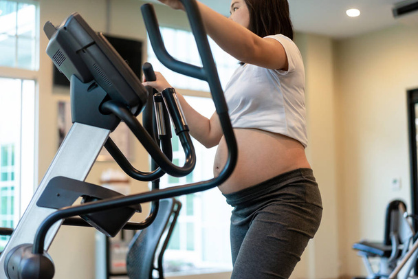 Ενεργός έγκυος γυναίκα άσκηση στο γυμναστήριο. - Φωτογραφία, εικόνα